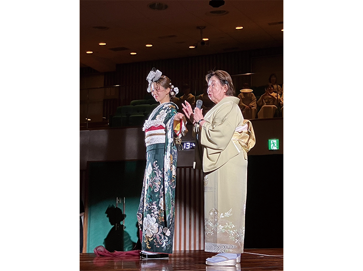 現代ニーズのレースをあしらい、ふんわりと結った帯が特徴の「梅花黄蓮（バイカオウレン）」のモデル解説。