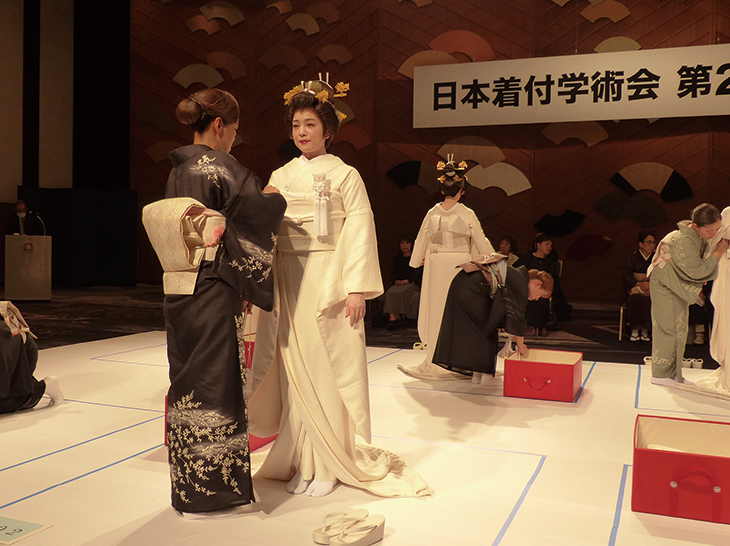日本十傑選考会「花嫁・白無垢打掛姿」着付の様子