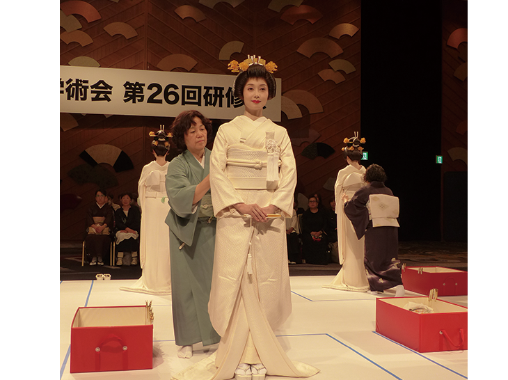 日本十傑選考会「花嫁・白無垢打掛姿」着付の様子