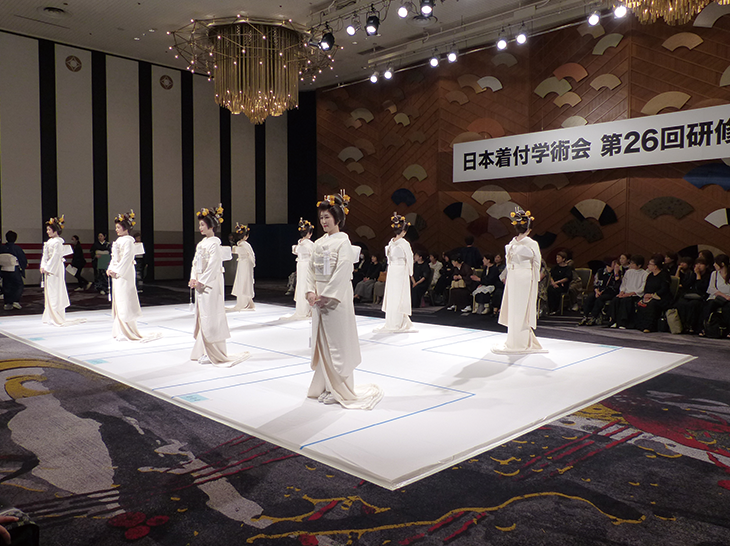 日本十傑選考会「花嫁・白無垢打掛姿」着付の様子