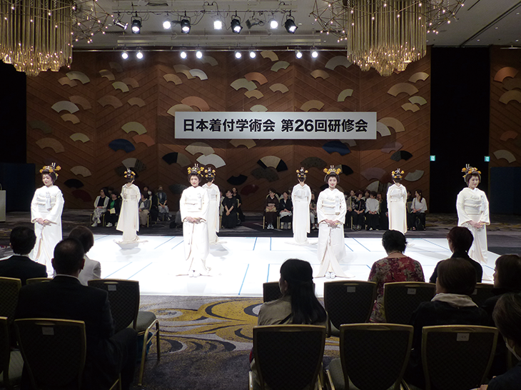 日本十傑選考会「花嫁・白無垢打掛姿」着付の様子