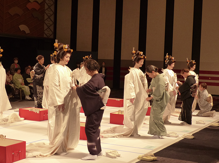 「花嫁・白無垢打掛姿」着付の様子