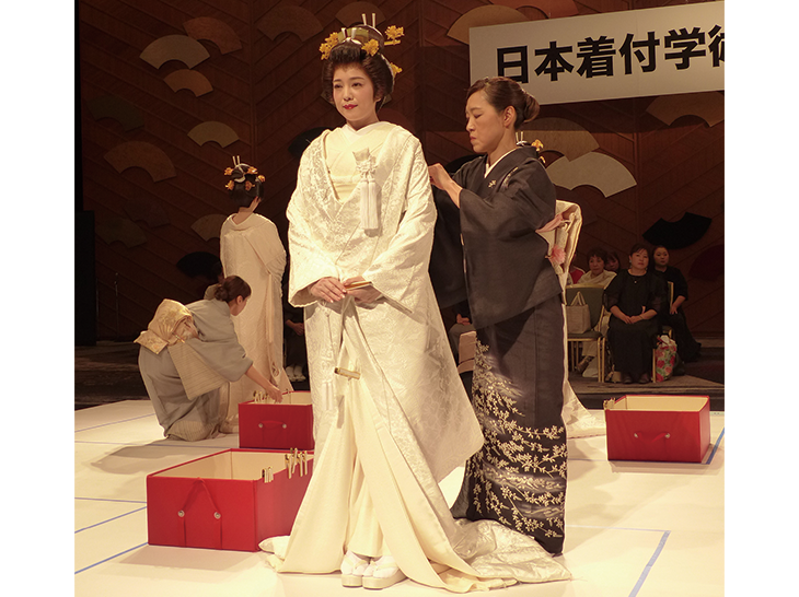 「花嫁・白無垢打掛姿」着付の様子