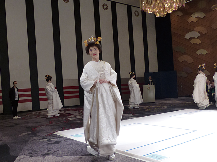 「花嫁・白無垢打掛姿」お披露目しながらの退場