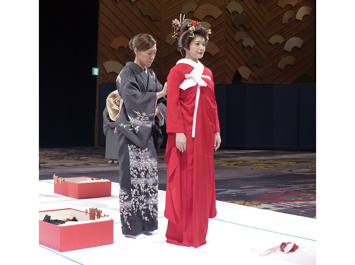 日本十傑選考会「花嫁・大振袖おひきずり、帯結び・一本立て矢」着付の様子