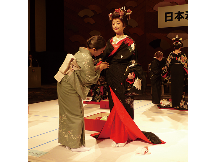 日本十傑選考会「花嫁・大振袖おひきずり、帯結び・一本立て矢」着付の様子