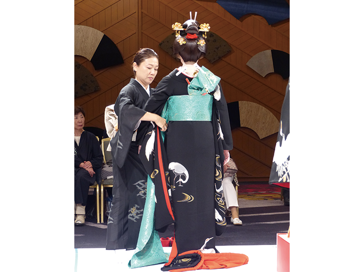 日本十傑選考会「花嫁・大振袖おひきずり、帯結び・一本立て矢」着付の様子