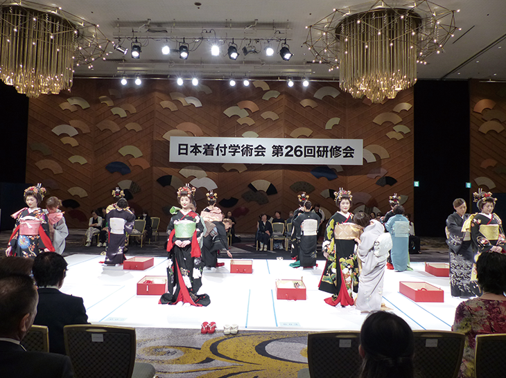 日本十傑選考会「花嫁・大振袖おひきずり、帯結び・一本立て矢」着付の様子