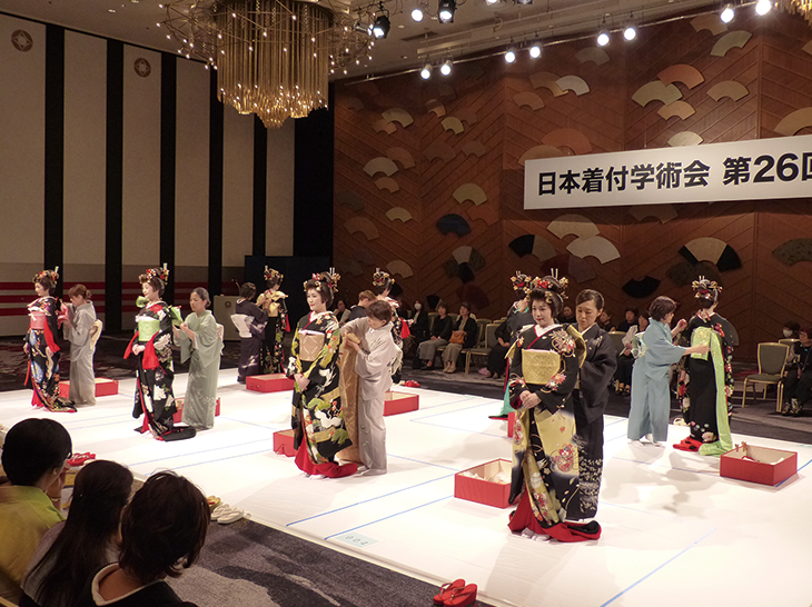 日本十傑選考会「花嫁・大振袖おひきずり、帯結び・一本立て矢」着付の様子