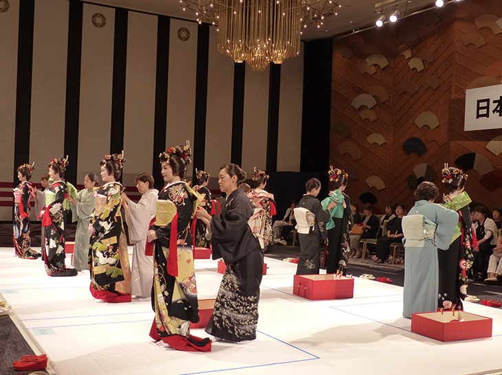 日本十傑選考会「花嫁・大振袖おひきずり、帯結び・一本立て矢」着付の様子