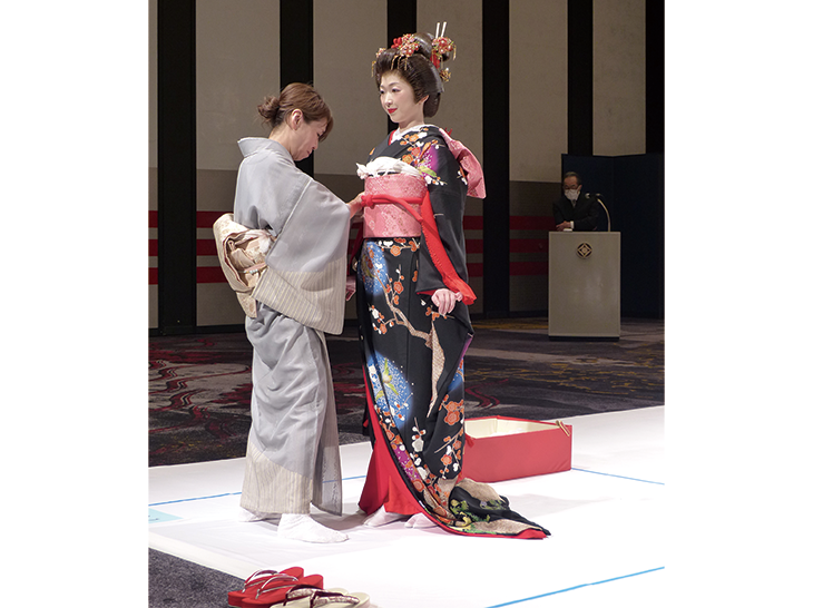 日本十傑選考会「花嫁・大振袖おひきずり、帯結び・一本立て矢」着付の様子