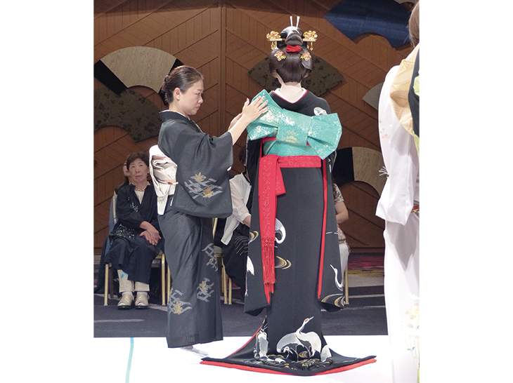 日本十傑選考会「花嫁・大振袖おひきずり、帯結び・一本立て矢」着付の様子