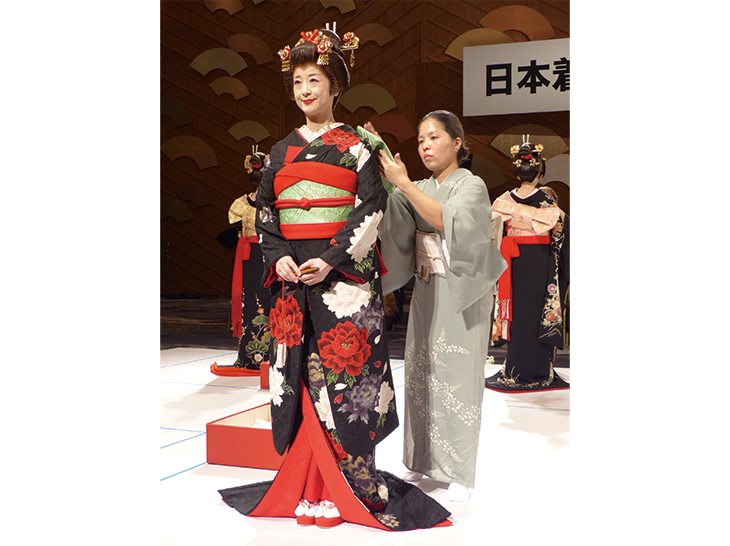 日本十傑選考会「花嫁・大振袖おひきずり、帯結び・一本立て矢」着付の様子