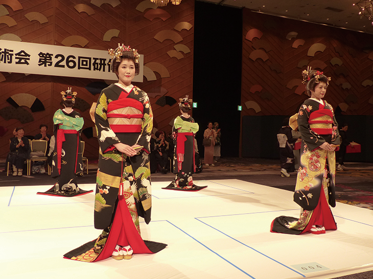 「花嫁・大振袖おひきずり、帯結び・一本立て矢」