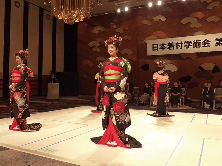 「花嫁・大振袖おひきずり、帯結び・一本立て矢」