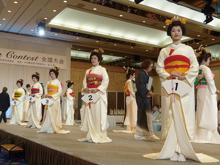 全日本振袖花嫁着付コンテストの様子