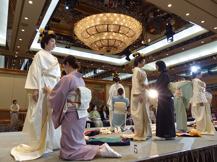 全日本振袖花嫁着付コンテストの様子