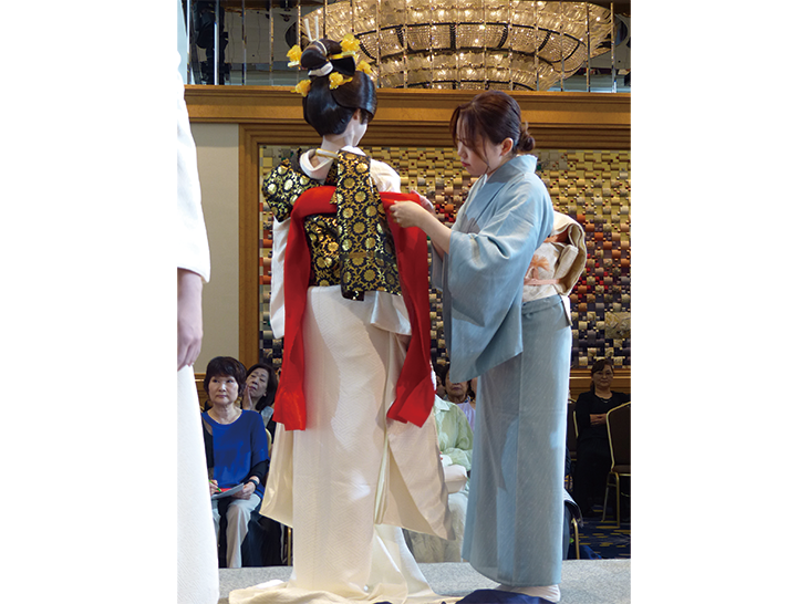 全日本振袖花嫁着付コンテストの様子