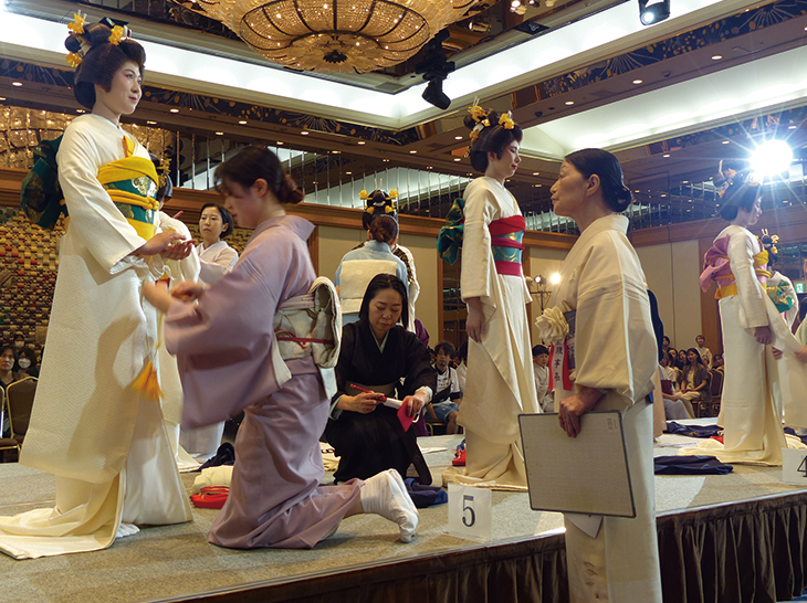 全日本振袖花嫁着付コンテストの様子
