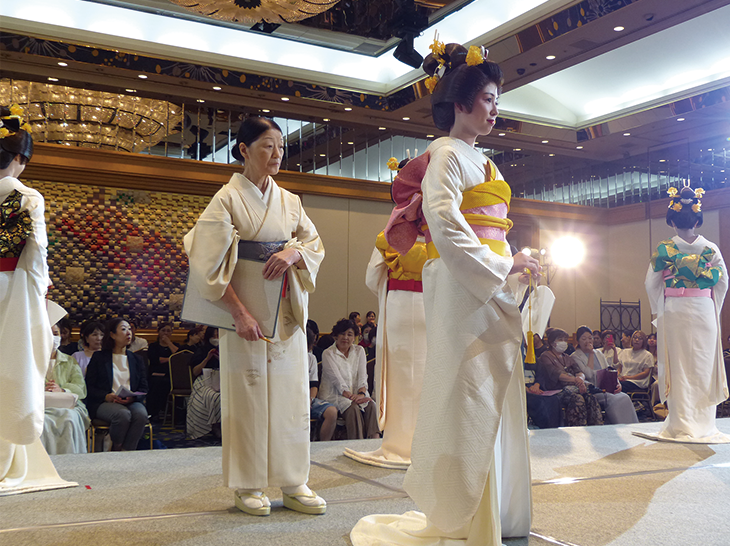 全日本振袖花嫁着付コンテストの様子