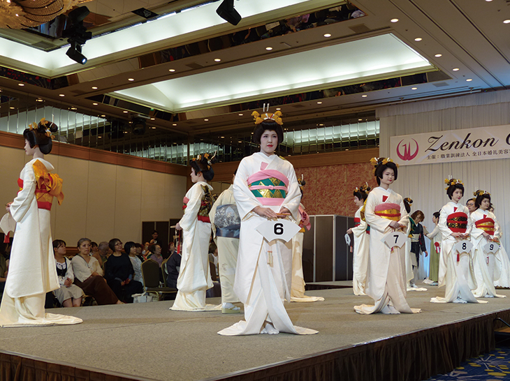 全日本振袖花嫁着付コンテストの様子