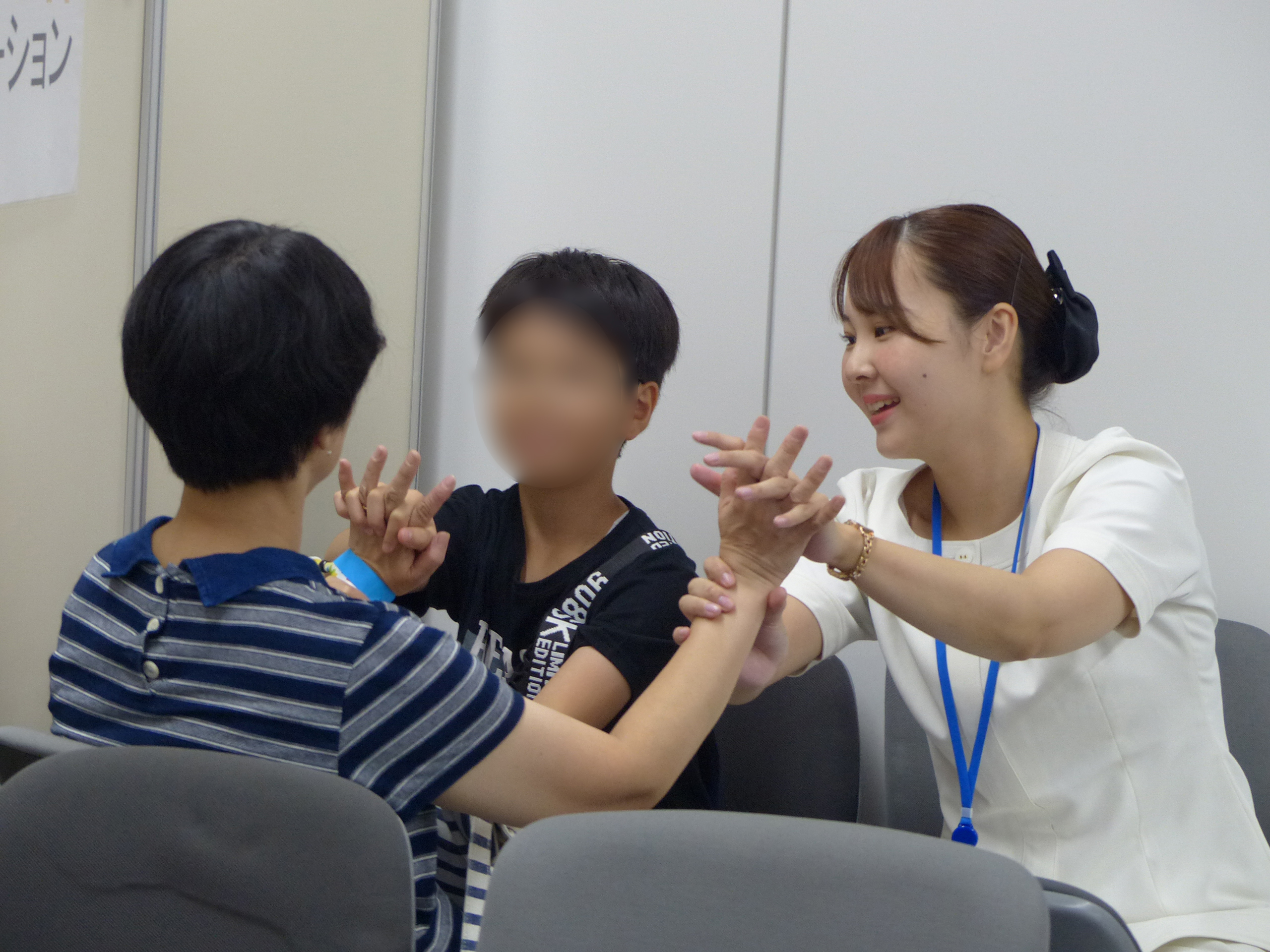 ハンドケアをエステティシャンから教わり行う様子