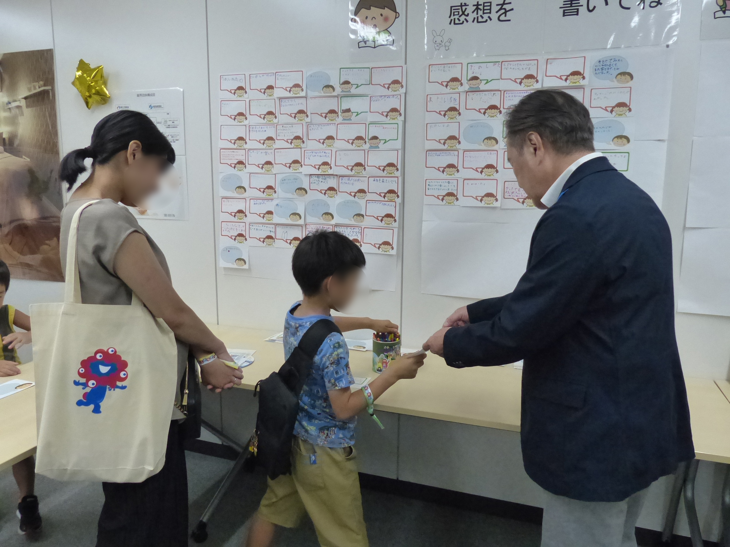 感想を書き参加者証を受け取る様子