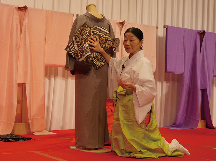 荘司礼子氏によるステージの様子