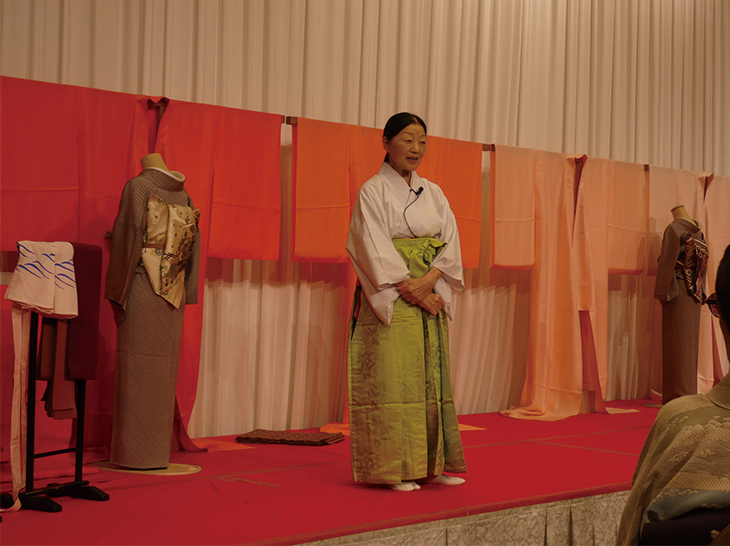 荘司礼子氏によるステージの様子