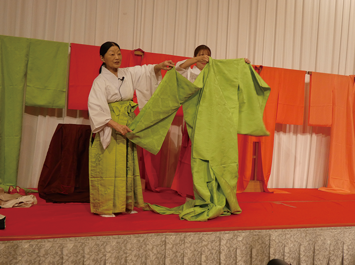 荘司礼子氏によるステージの様子