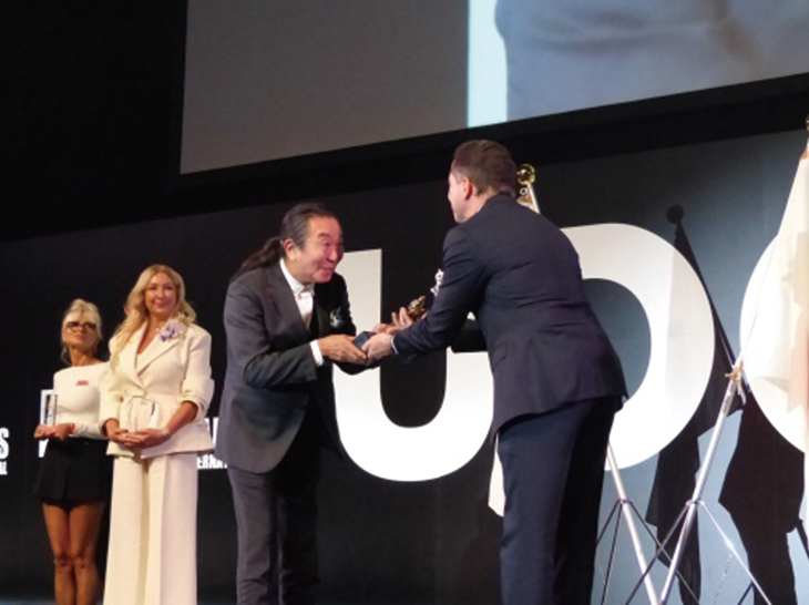 パヴェウ・ミレフスキ氏よる審査員統括の八木岡氏へ功労賞贈呈