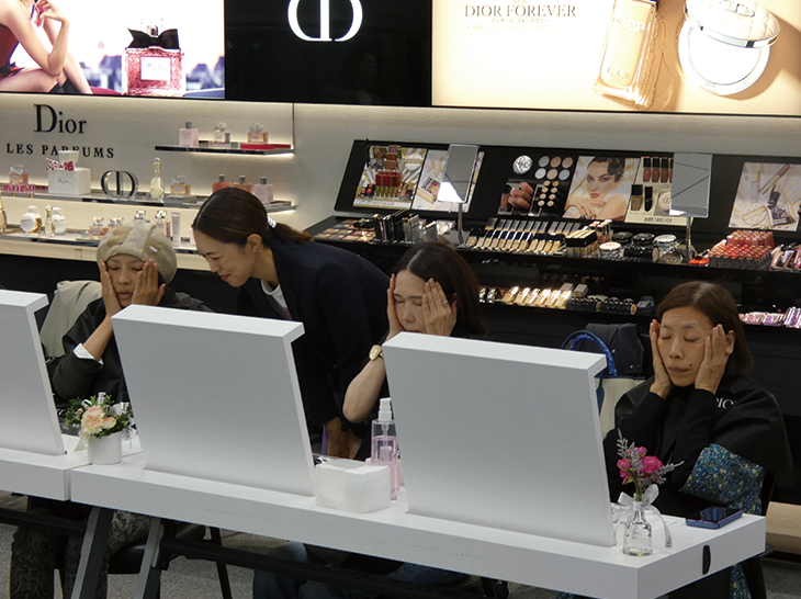 スキンケアのより効果的な使用方法を学ぶ参加者