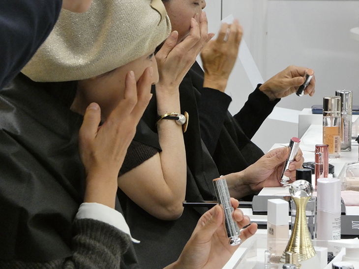 新商品のチークでメイクをする参加者