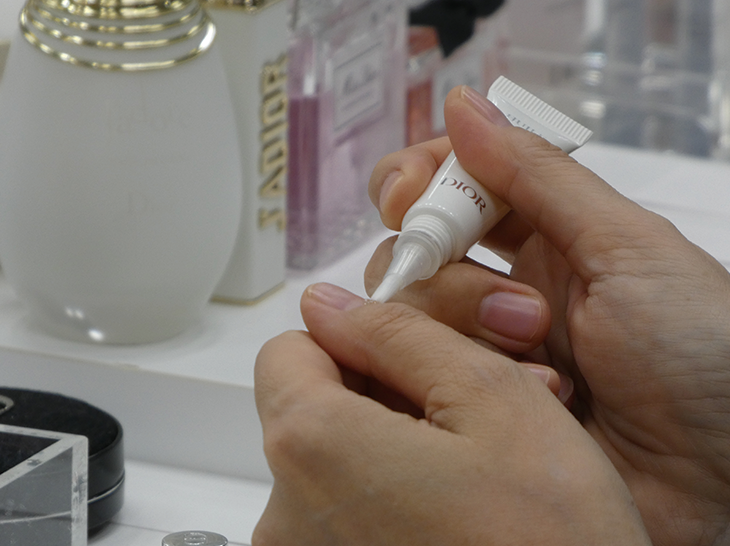 オイルとネイルグロウで指先までケアを行った