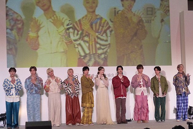 「TOKYO NAILS COLLECTION 2025 A/W」のステージでモデルとして登壇した、JNA創立40周年アンバサダーBUDDiiS