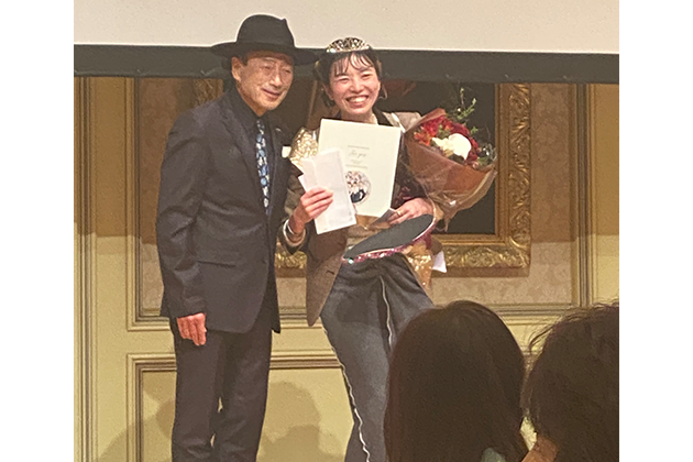 勤続20年表彰の石田繭さんと川合昭会長