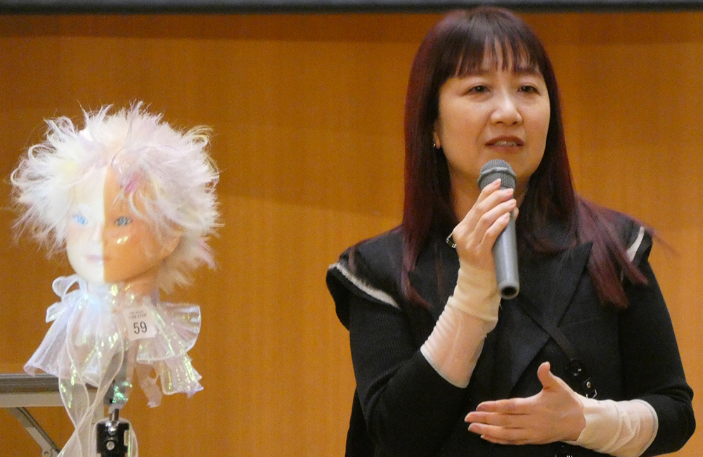 作品の講評を行う神宮司芳子氏