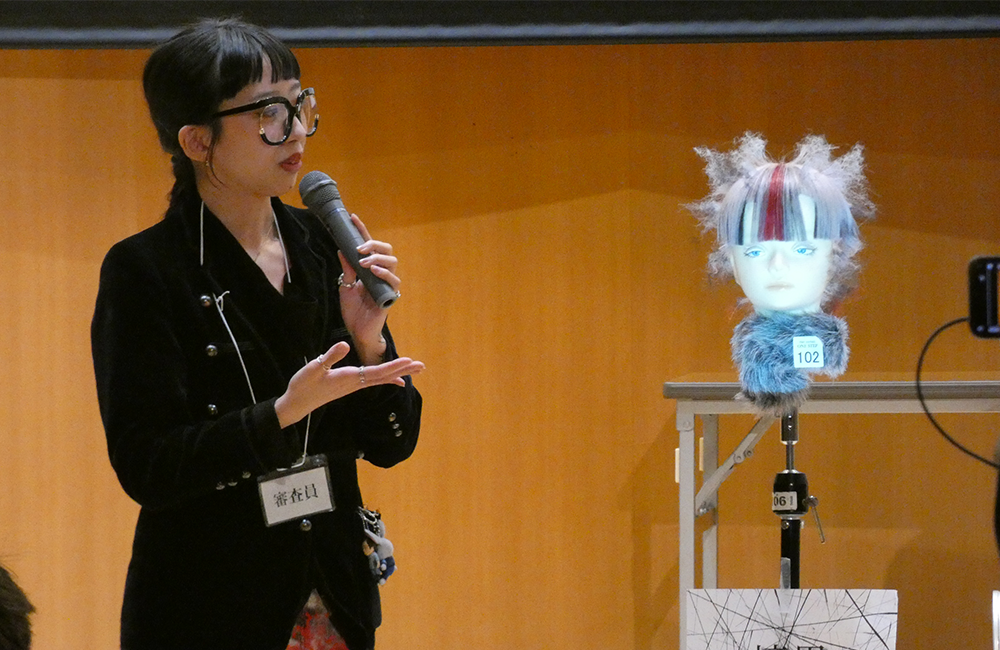 作品の講評を行うテリ氏